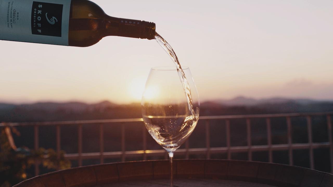 SKOFF Original Wein wird in Weinglas eingeschänkt in der Südsteiermark